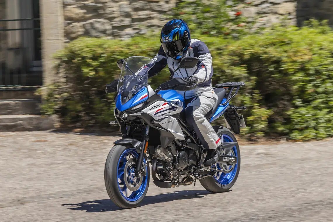 Suzuki SV-7GX bleue en action