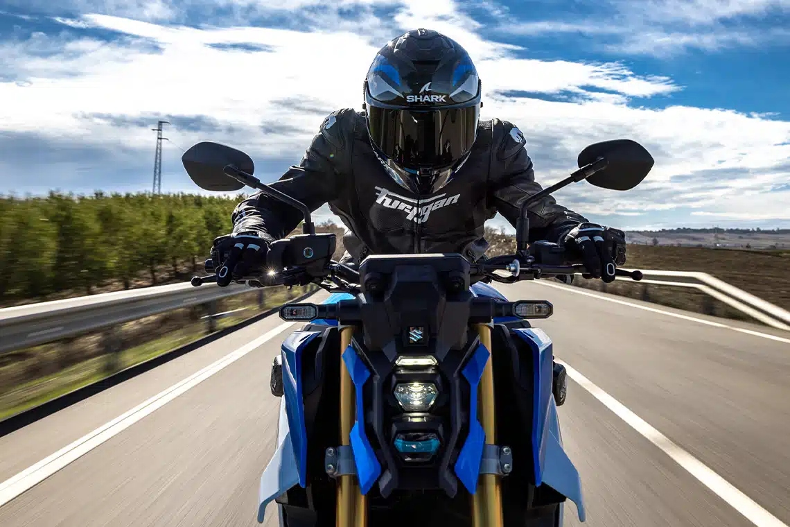 Suzuki GSX-S1000 en action sur route